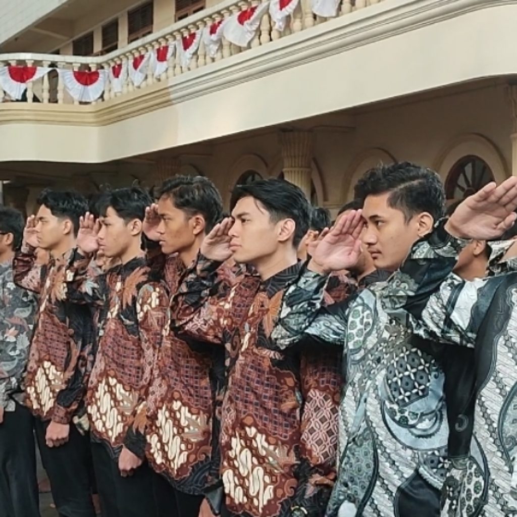 Santri Pondok Pesantren Wali Barokah Ikuti Upacara Bendera HUT RI ke-79