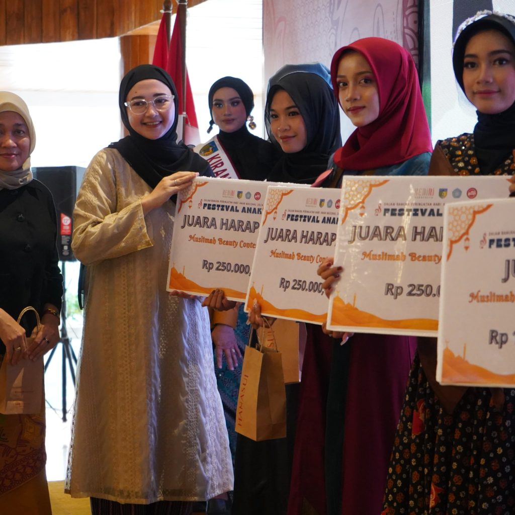 Melalui Festival Anak Sholeh 2024, Ketua TP PKK Kabupaten Kediri Dorong Kepercayaan Diri Pelajar