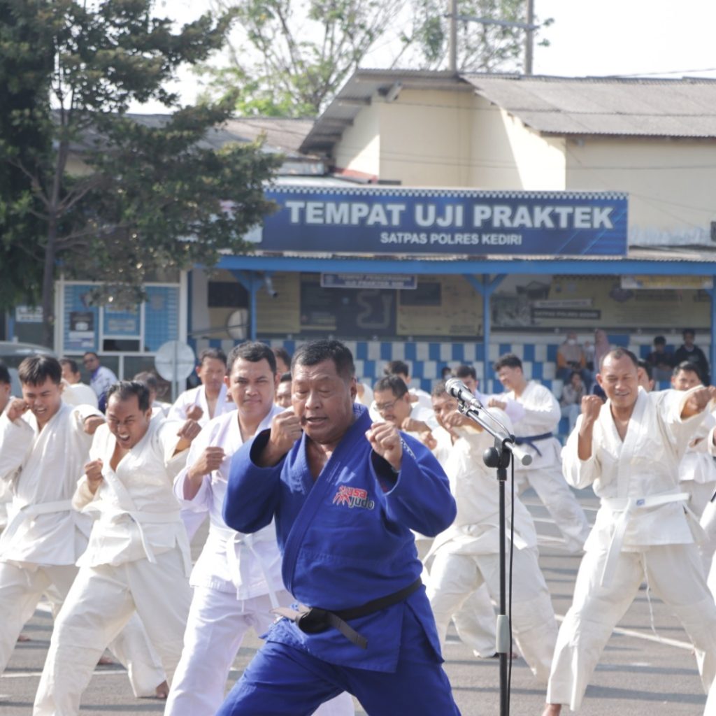Asah Kemampuan Anggotanya, Polres Kediri Gelar Latihan Bela Diri
