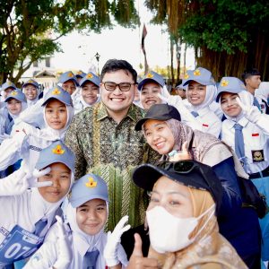 Jelang HUT ke-79 RI, Ribuan Pelajar di Kabupaten Kediri Antusias Ikuti Gerak Jalan Jelang HUT ke-79 RI, Ribuan Pelajar di Kabupaten Kediri Antusias Ikuti Gerak Jalan