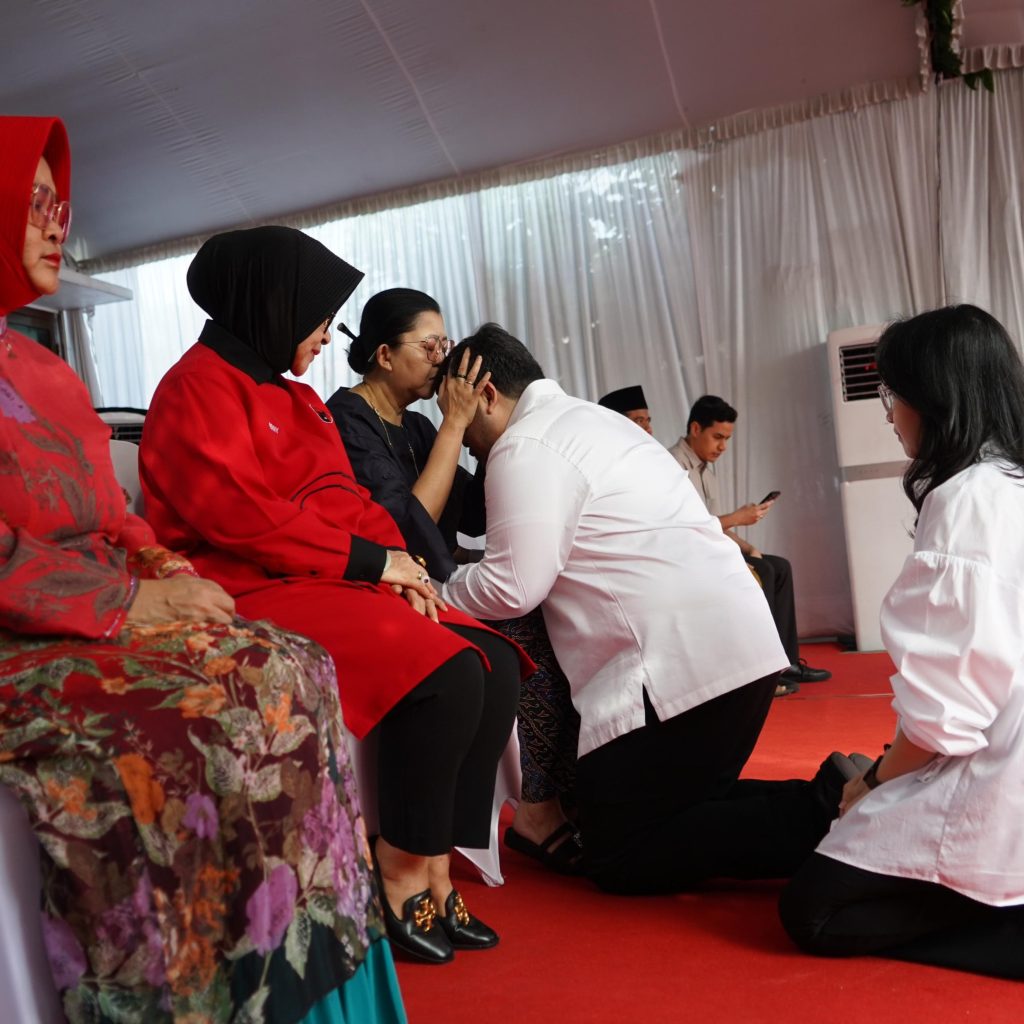 Mas Dhito Sungkem dan Minta Restu Ibunya Sebelum Daftar ke KPU Kabupaten Kediri 