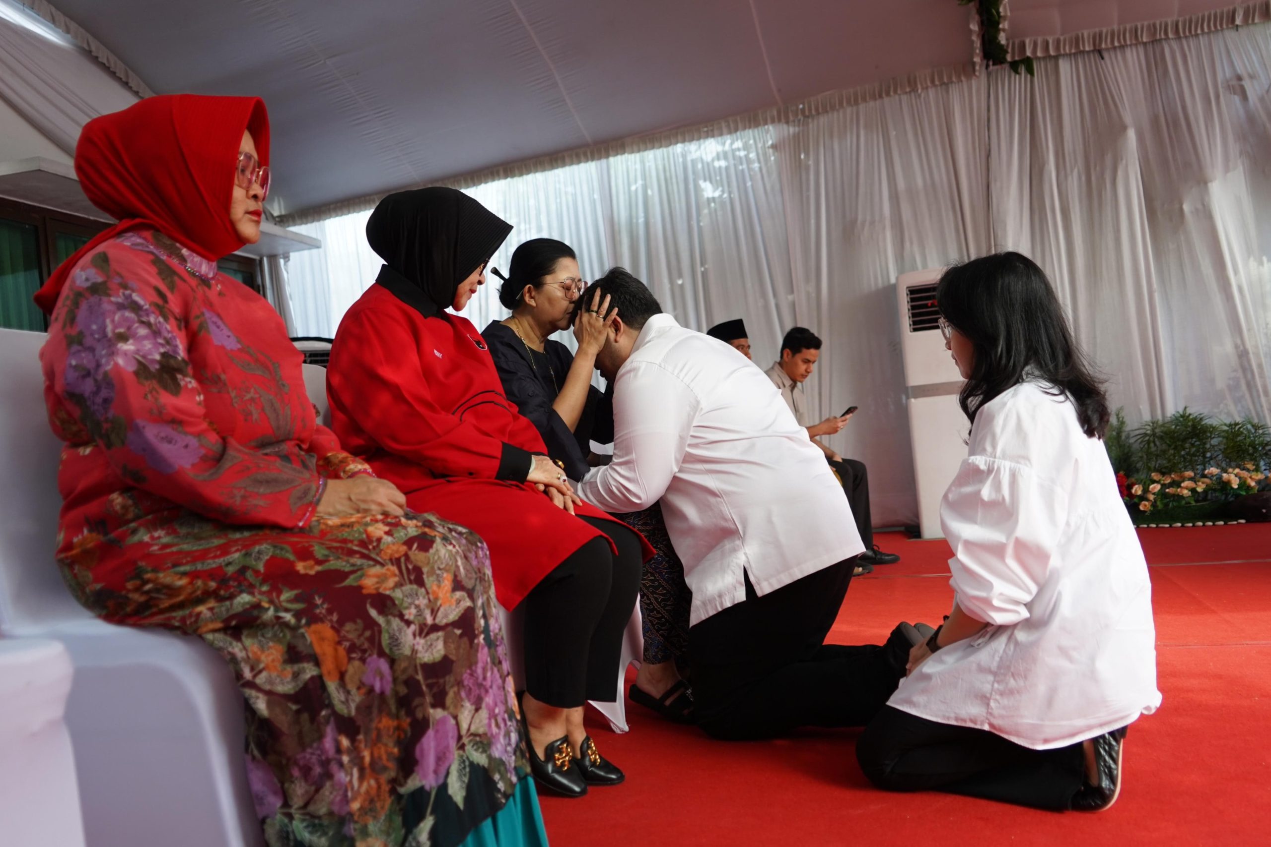 Mas Dhito Sungkem dan Minta Restu Ibunya Sebelum Daftar ke KPU Kabupaten Kediri 