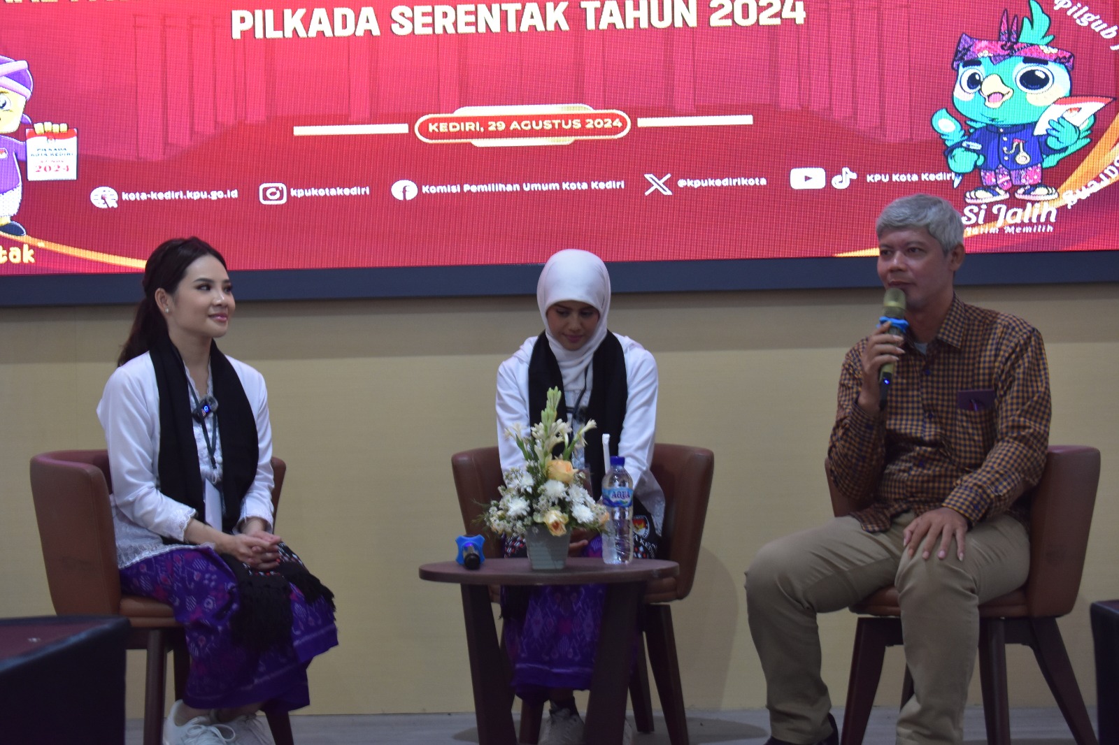 Ketua KPU Kota Kediri Berkelakar Minta Bantuan Pembangunan Gedungke Bapaslon Fey-Regina, Kok Bisa?
