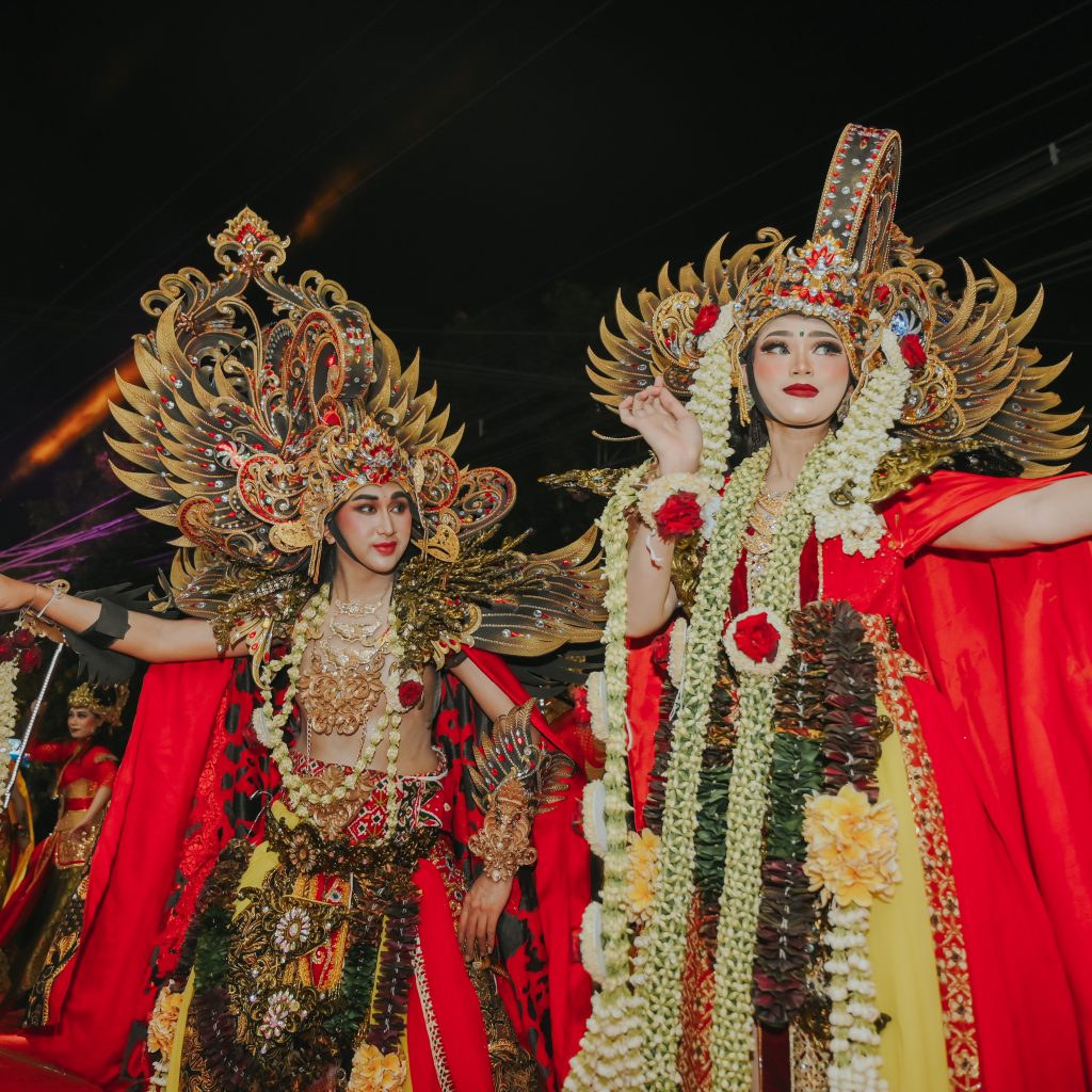 Kediri Night Carnival 2024, Kontingen Gudang Garam Tebarkan Cahaya Bunga Matahari