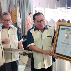 Prabowo Subianto Terima Pin Emas dari SMSI atas Dedikasinya Jaga Demokrasi