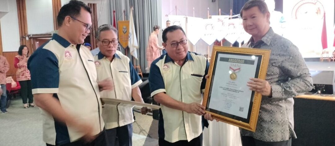 Prabowo Subianto Terima Pin Emas dari SMSI atas Dedikasinya Jaga Demokrasi