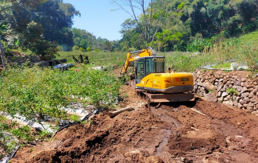 Penuhi Kebutuhan Air Dinas PUPR Rahabilitasi Saluran Selangsang 1 Desa Sumbersawit