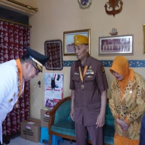 Pj. Walikota Ali Kuncoro Door to Door Beri Bingkisan Warga Veteran Pj. Walikota Ali Kuncoro Door to Door Beri Bingkisan Warga Veteran