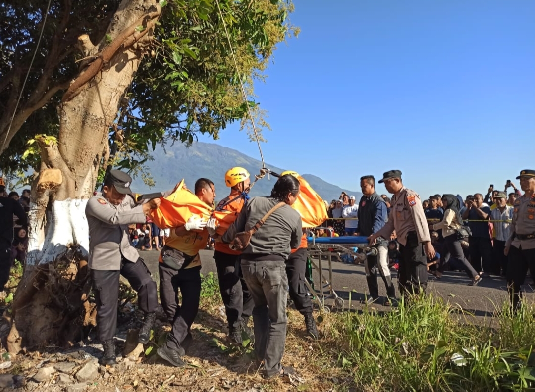 Magetan Heboh, Pria Tewas Tersengat Listrik di Atas Pohon