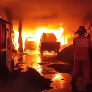 Korsleting Listrik, Toko Ban Plus 3 Unit Mobil Amblas Terlalap Api Korsleting Listrik, Toko Ban Plus 3 Unit Mobil Amblas Terlalap Api