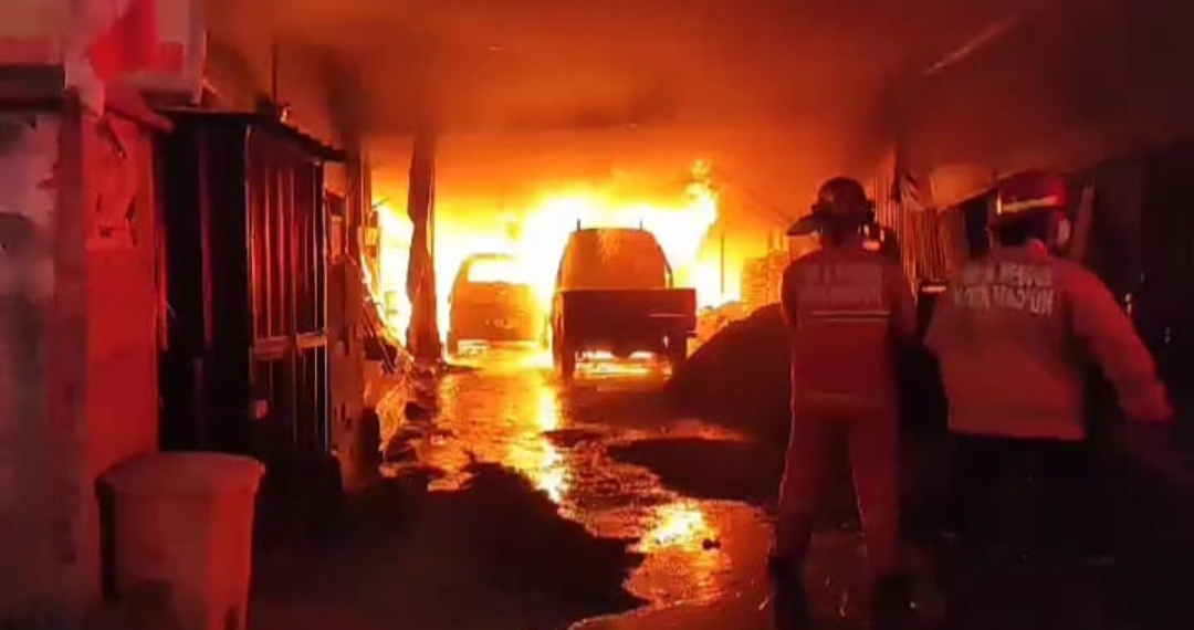 Korsleting Listrik, Toko Ban Plus 3 Unit Mobil Amblas Terlalap Api