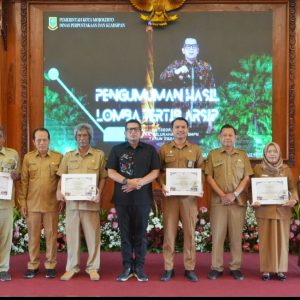 Pj. Walikota Ali Kuncoro Beri Penghargaan Pada Kantor Terbaik Kelola Arsip Pj. Walikota Ali Kuncoro Beri Penghargaan Pada Kantor Terbaik Kelola Arsip