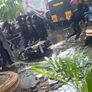 Aksi Kawal Putusan MK di Sulteng Kisruh, Polisi dan Mahasiswa Dilarikan ke Rumah Sakit Aksi Kawal Putusan MK di Sulteng Kisruh, Polisi dan Mahasiswa Dilarikan ke Rumah Sakit