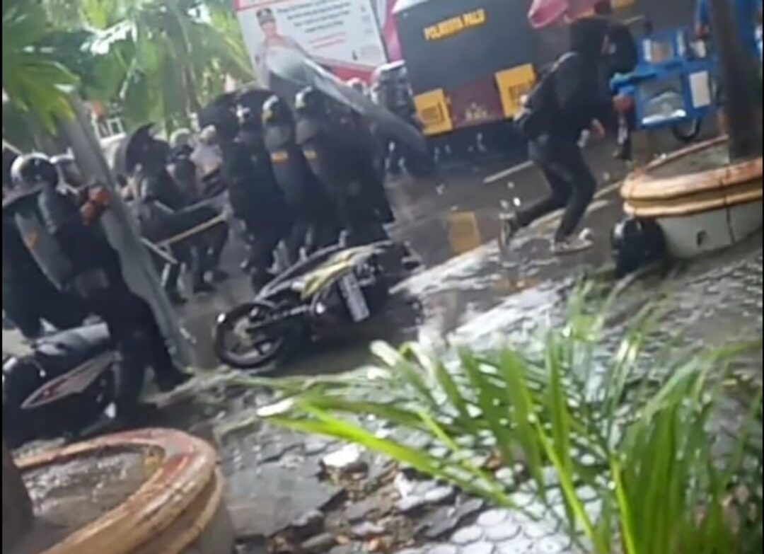 Aksi Kawal Putusan MK di Sulteng Kisruh, Polisi dan Mahasiswa Dilarikan ke Rumah Sakit
