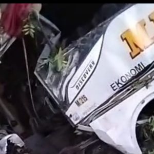 Bus Mira Tabrak Pohon Masuk Parit di Ngawi, Kernet Tewas Puluhan Penumpang Terluka Bus Mira Tabrak Pohon Masuk Parit di Ngawi, Kernet Tewas Puluhan Penumpang Terluka