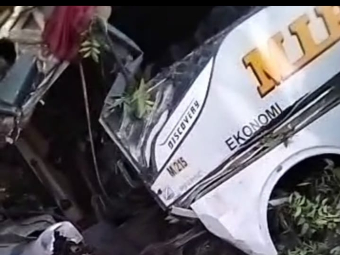 Bus Mira Tabrak Pohon Masuk Parit di Ngawi, Kernet Tewas Puluhan Penumpang Terluka