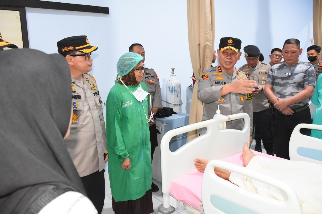 Kapolda Jenguk 9 Korban Aksi Kawal Putusan MK