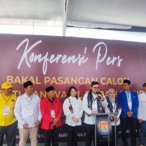 Hari Pertama Pendaftaran Pilkada, Bakal Calon Pasangan Handhito Himawan Pramana – Dewi Maria Ulfa Resmi Mendaftar ke KPU Kabupaten Kediri
