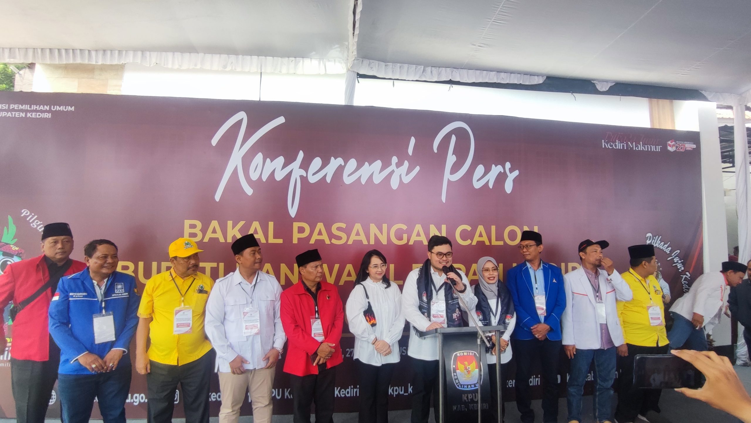 Hari Pertama Pendaftaran Pilkada, Bakal Calon Pasangan Handhito Himawan Pramana – Dewi Maria Ulfa Resmi Mendaftar ke KPU Kabupaten Kediri