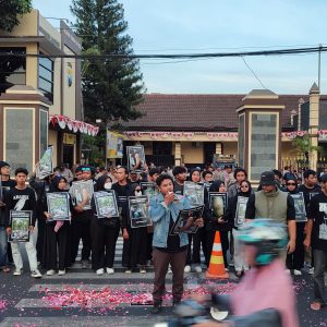Bakal Tempuh Jalur Hukum, Afiliasi Sekartaji Kecam Tindakan Represif Aparat di Kota Kediri Bakal Tempuh Jalur Hukum, Afiliasi Sekartaji Kecam Tindakan Represif Aparat di Kota Kediri