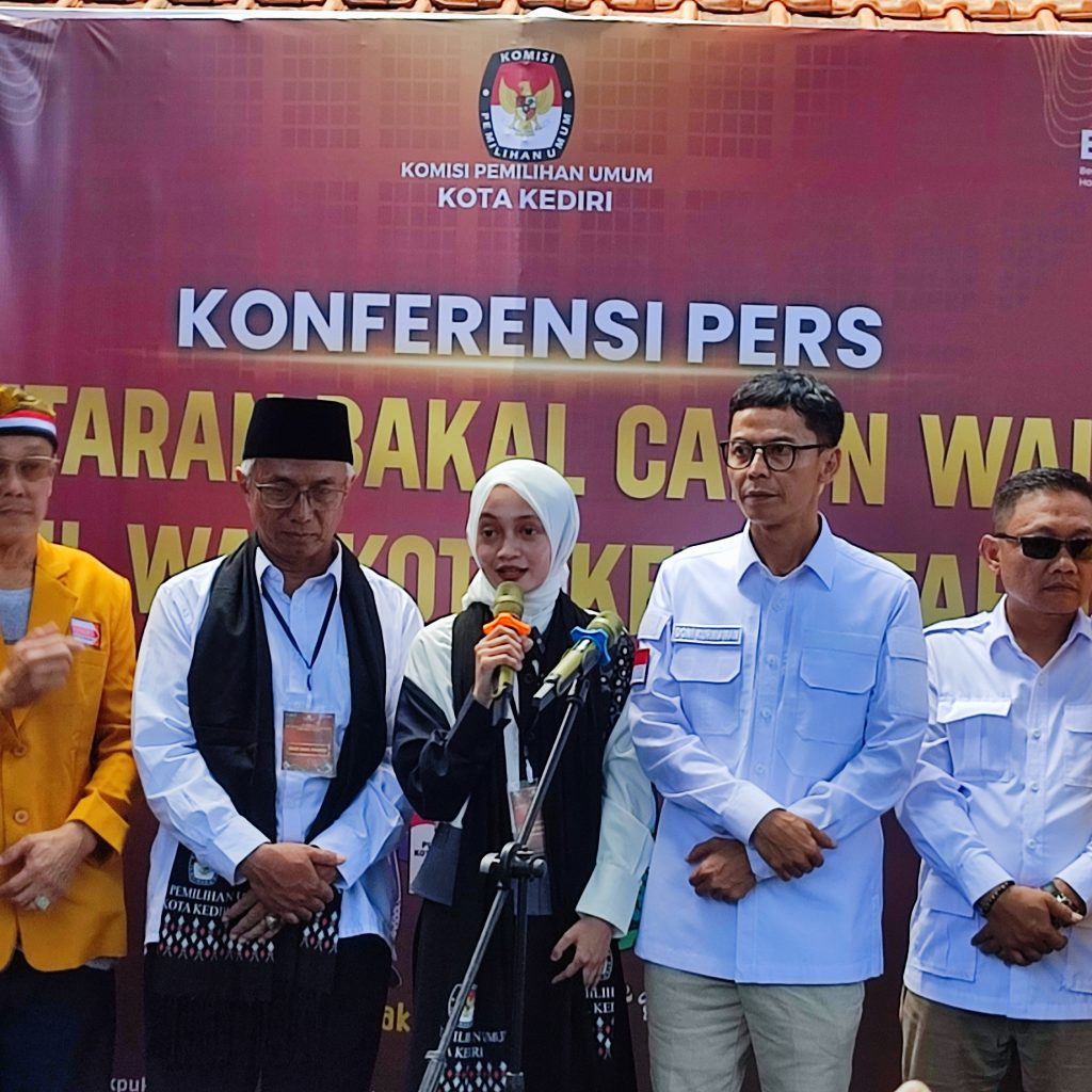 Vinanda – Gus Qowim Serahkan Berkas Pencalonan ke KPU Kota Kediri di Hari Kedua Pendaftaran