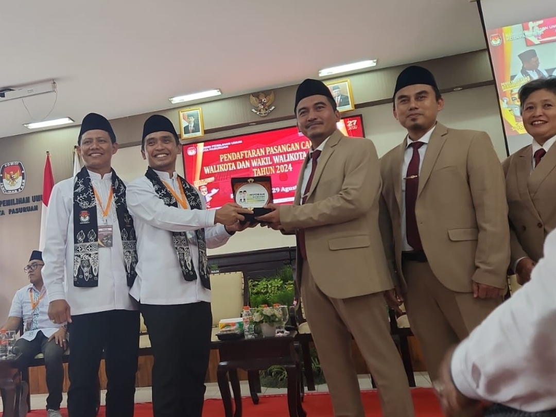 Gus Ipul Beri Dukungan, Paslon Adi Wibowo-Nawawi Daftarkan Ke KPU Kota Pasuruan
