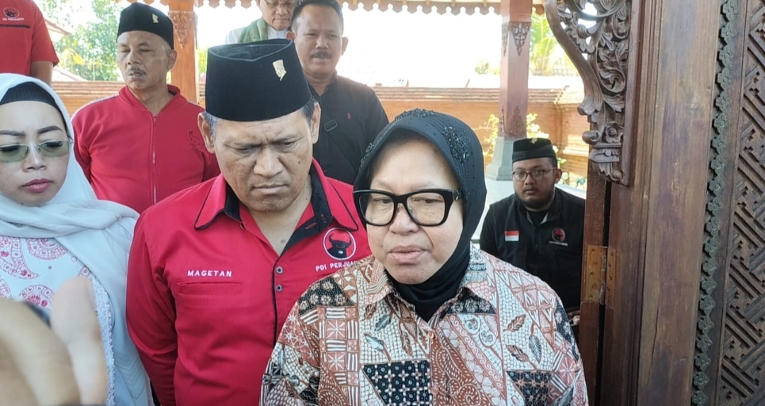 Sebelum Ke KPU Tri Rismaharini Ziarah Makam Gubernur Suryo Di Magetan