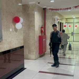 Geledah Kantor Pemprov Jatim, KPK Bawa 1 Koper Dokumen Geledah Kantor Pemprov Jatim, KPK Bawa 1 Koper Dokumen