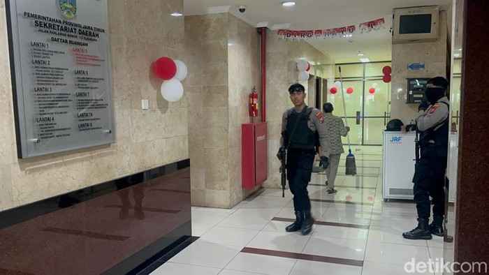Geledah Kantor Pemprov Jatim, KPK Bawa 1 Koper Dokumen