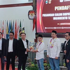 Pilkada Kab. Mojokerto Mulai Memanas : Pasangan Mubarok dan Idola Daftar ke KPU Pilkada Kab. Mojokerto Mulai Memanas : Pasangan Mubarok dan Idola Daftar ke KPU