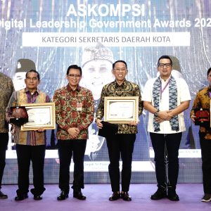 Jadi Sekda Kota Terbaik Antar Gaguk Tri Prasetyo Raih Anugerah ADLG Awards 2024 Jadi Sekda Kota Terbaik Antar Gaguk Tri Prasetyo Raih Anugerah ADLG Awards 2024