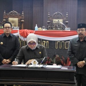 Pemerintah dan DPRD Jatim Sahkan Perda Kawasan Tanpa Rokok Pemerintah dan DPRD Jatim Sahkan Perda Kawasan Tanpa Rokok