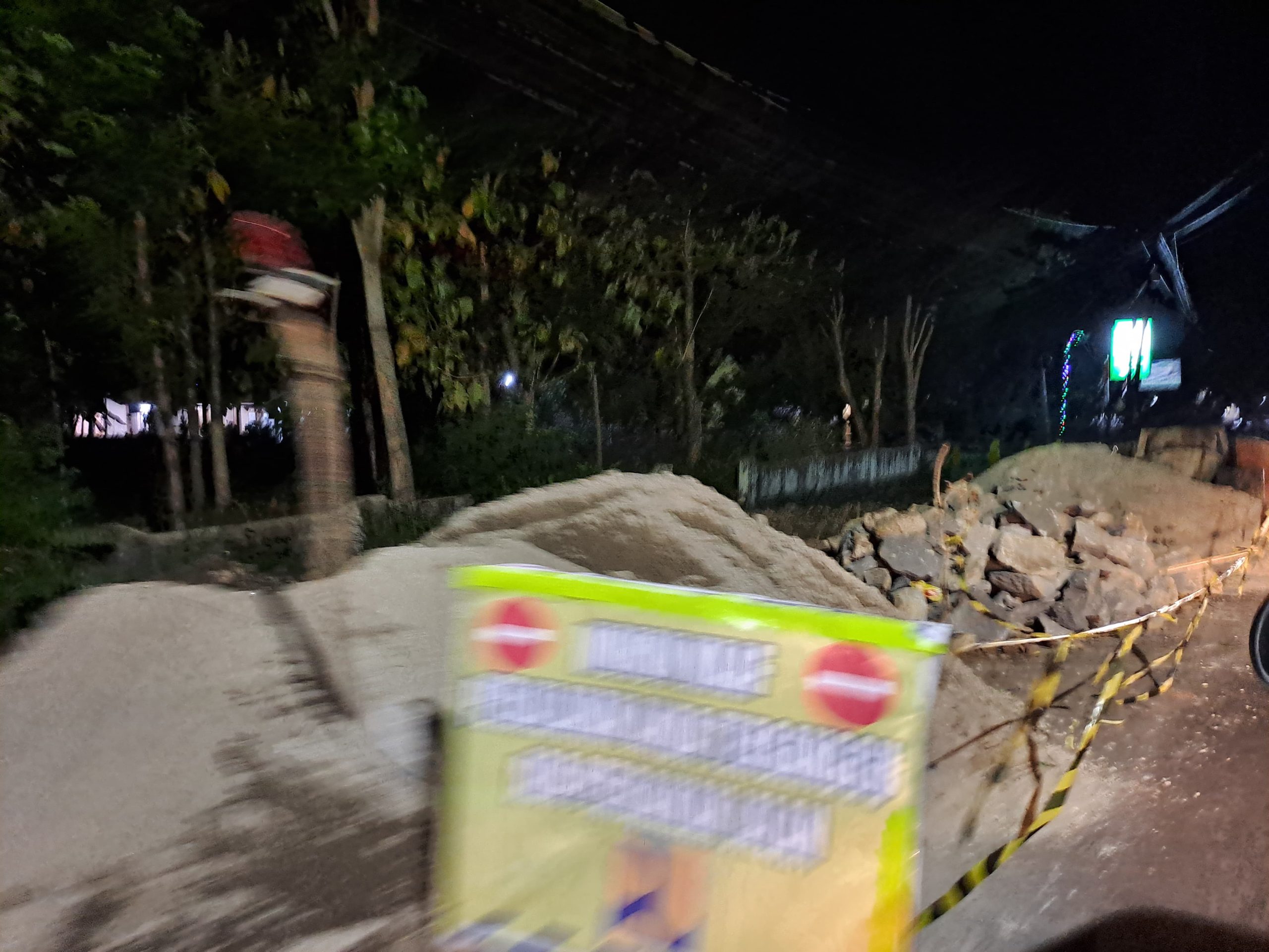 Minim Lampu Penerangan, Tumpukan Material Jalan Mojopurno-Genengan Bahayakan Pengendara