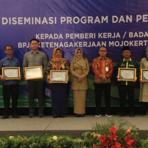 Bupati Mojokerto Beri Penghargaan Pada 18 Perusahaan Kontributor BPJS Ketenagakerjaan Bupati Mojokerto Beri Penghargaan Pada 18 Perusahaan Kontributor BPJS Ketenagakerjaan