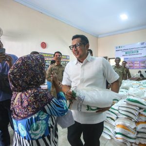 Demi Lancar dan Tepat Sasaran, Pj. Wali kota Ali Kuncoro Kontrol Langsung Penyaluran Beras Demi Lancar dan Tepat Sasaran, Pj. Wali kota Ali Kuncoro Kontrol Langsung Penyaluran Beras