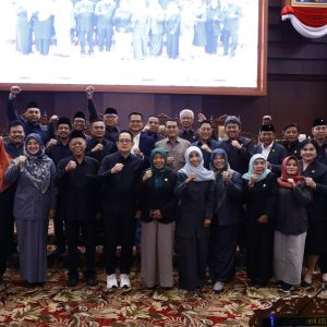 Pj. Gubernur Adhy Beri Hormat Atas Kinerja Anggota DPRD Jatim yang Hebat dan Produktif Pj. Gubernur Adhy Beri Hormat Atas Kinerja Anggota DPRD Jatim yang Hebat dan Produktif