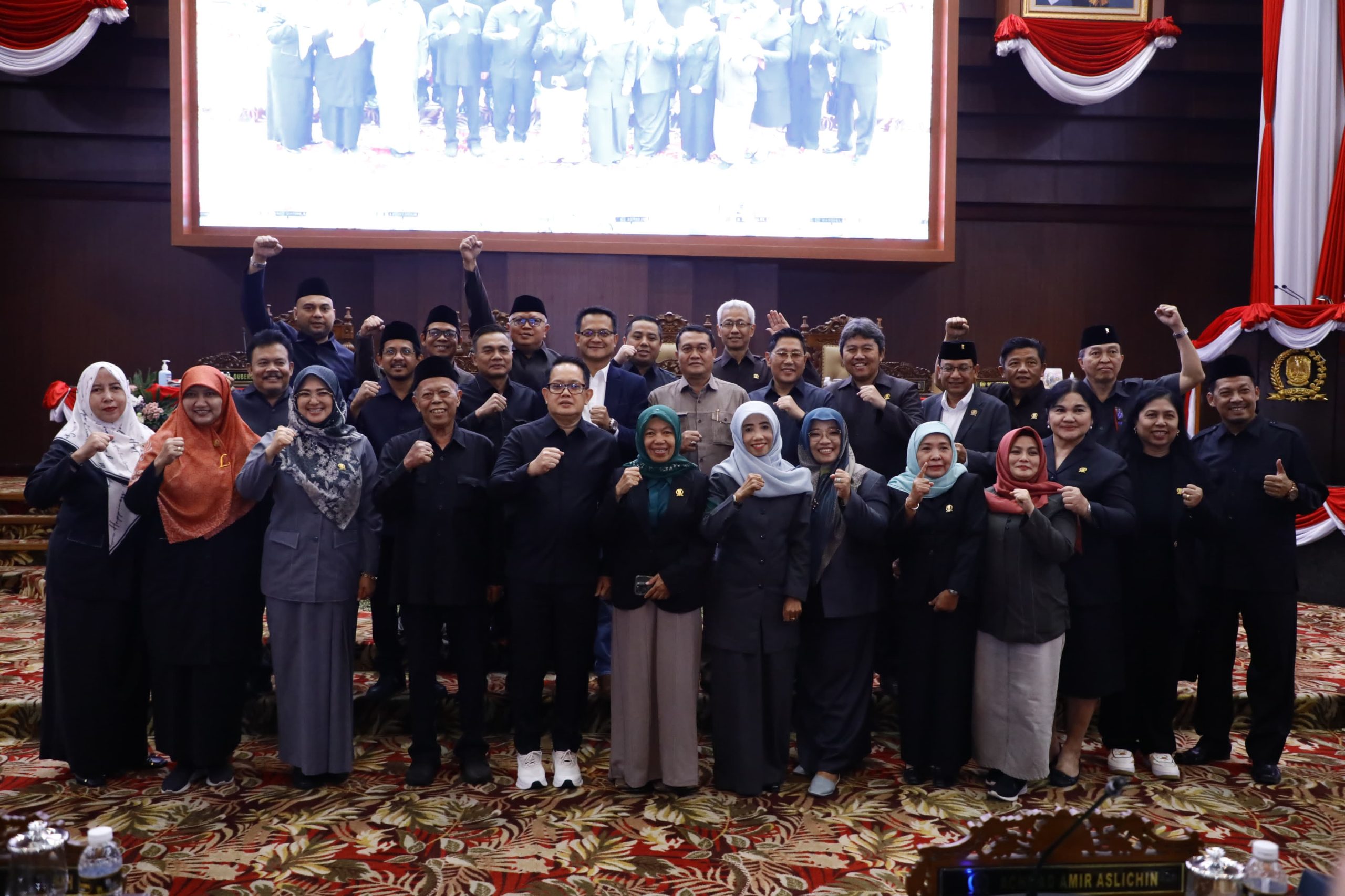 Pj. Gubernur Adhy Beri Hormat Atas Kinerja Anggota DPRD Jatim yang Hebat dan Produktif