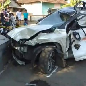 Sembrono, Toyota Yaris Di Sasak KA Penataran Di Beji-Pasuruan Sembrono, Toyota Yaris Di Sasak KA Penataran Di Beji-Pasuruan