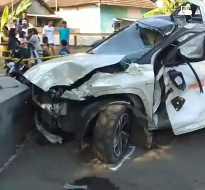 Sembrono, Toyota Yaris Di Sasak KA Penataran Di Beji-Pasuruan