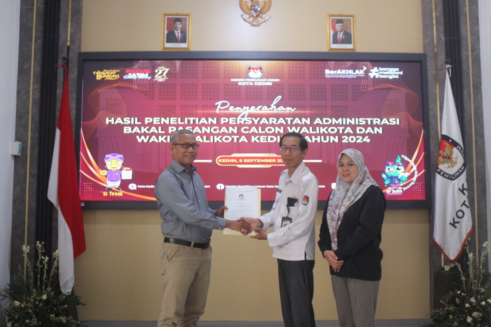 KPU Kota Kediri Serahkan Hasil Penelitian Persyaratan Administrasi Bapaslon Wali Kota dan Wakil Wali Kota