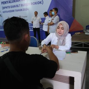 Ribuan Buruh Rokok di Kota Kediri Terima Bantuan DBHCT 2024, Senilai Rp 1 juta Ribuan Buruh Rokok di Kota Kediri Terima Bantuan DBHCT 2024, Senilai Rp 1 juta
