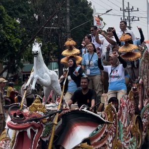 Arak-arakan Ribuan Pendukung Vinanda – Gus Qowim Ramaikan Deklarasi Kampanye Damai di Kota Kediri
