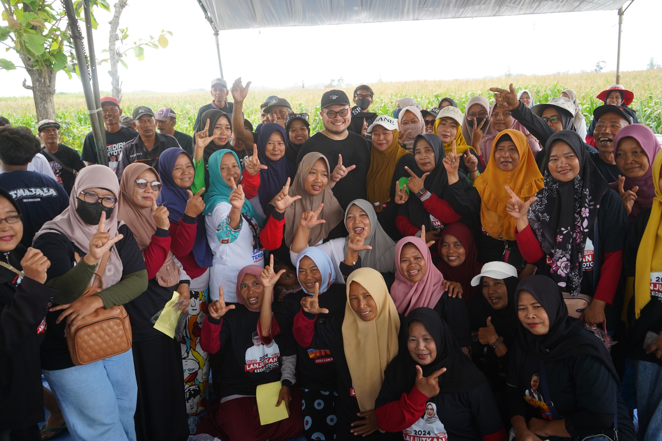 Hari Pertama Kampanye, Mas Dhito Disambut Riuh Teriakan “Lanjutkan” di Purwoasri