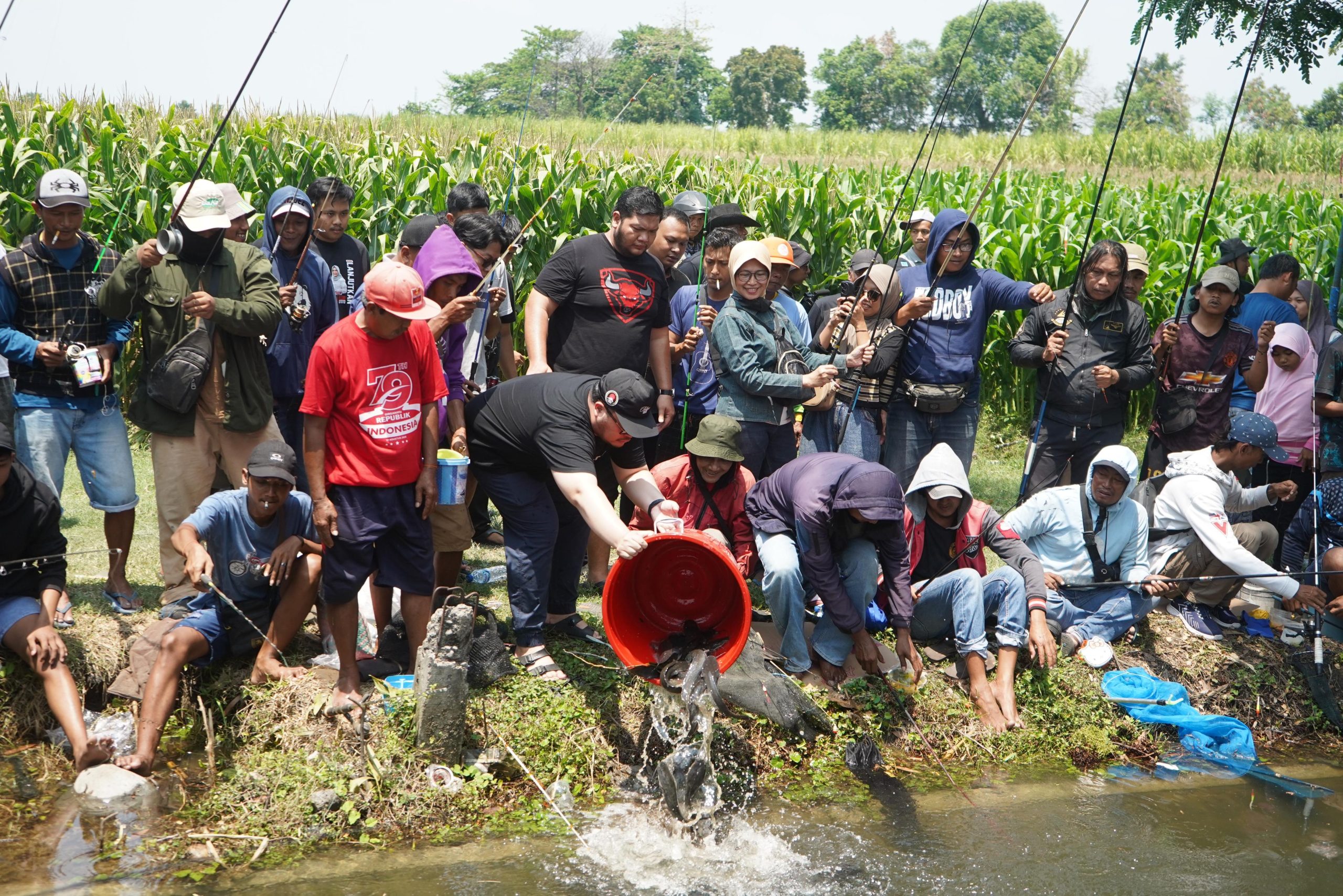 Hari Kelima Kampanye, Mas Dhito Sapa Warga Desa Ngino dan Tebar 7 Kwintal Ikan Lele