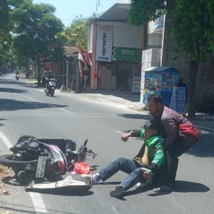 Ngantuk, Ojol Madiun Alami Kecelakaan Tunggal Ngantuk, Ojol Madiun Alami Kecelakaan Tunggal