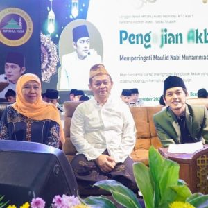 Didepan Ribuan Jamaah Maulid Nabi, Gus Iqdam Sebut Khofifah Teladan Pemimpin yang Tawadhu dan Andhap Ashor
