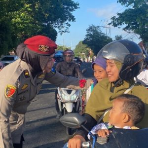 Polwan Polresta Banyuwangi Beri Kejutan, Pengendara Tertib Lantas Dapat Cokelat dan Bunga