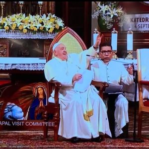 Permainan Angklung dan Lagu ARBAB Sambut Paus Fransiskus di Gereja Katedral