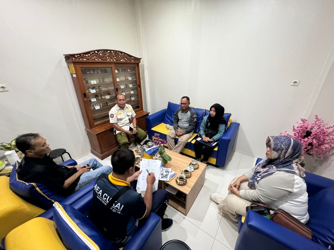 Satpol PP Serahkan 960 batang Rokok Ilegal Hasil Razia Ke Kantor Bea Cukai Madiun