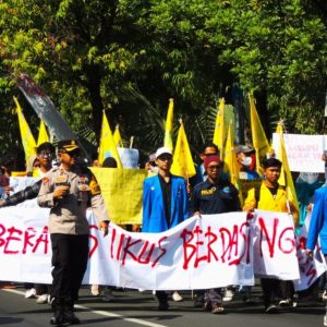 Kasus Korupsi Hibah, BEM Se Ngawi Geruduk Kantor DPRD Sampaikan Aspirasi
